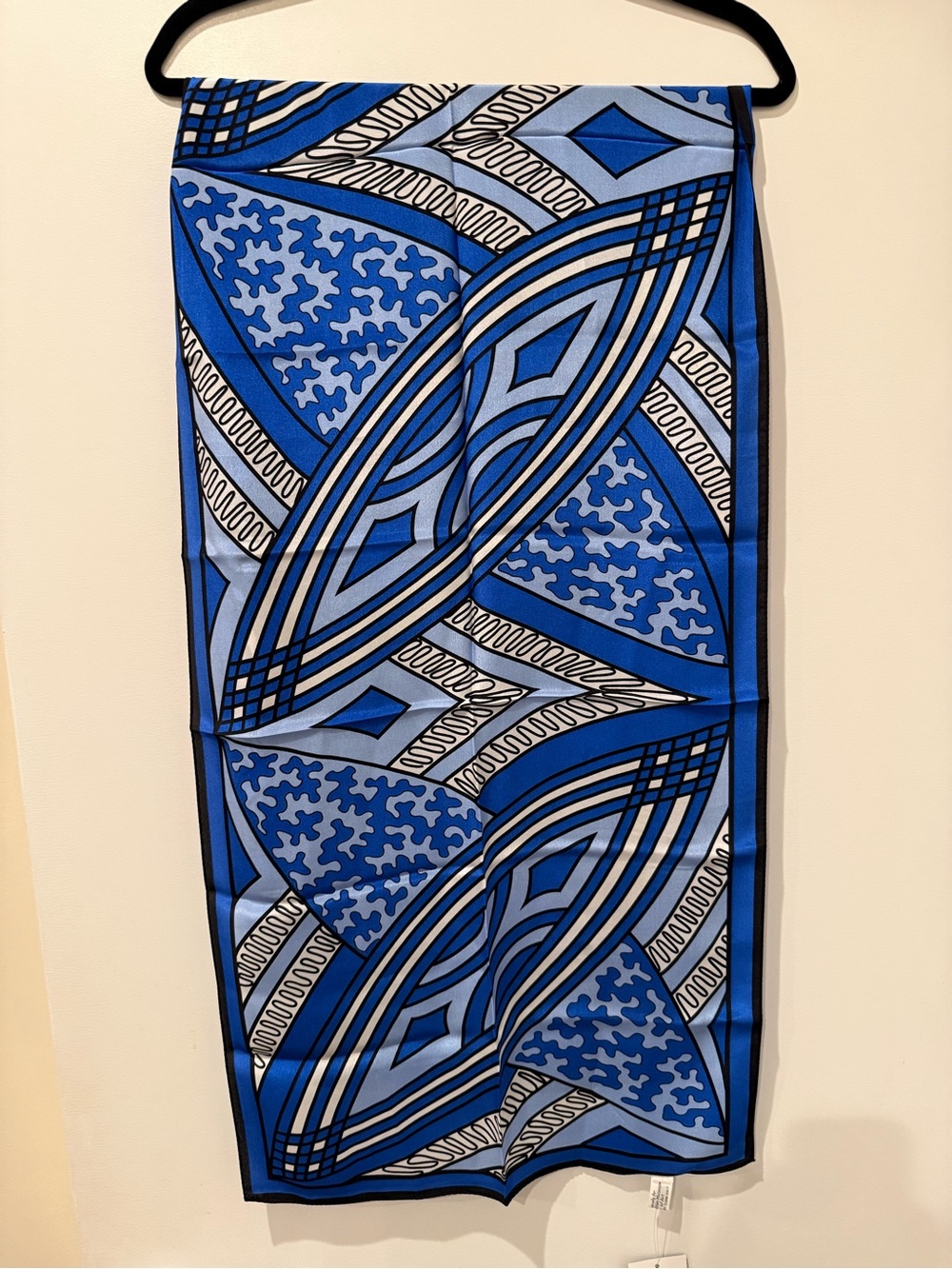 The Met FRENCH DECO AZURE
OBLONG SCARF BLUE Stylized 100% silk scarf NWT